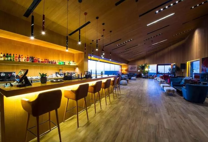 Oakridge Hotel & Spa