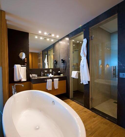 Oakridge Hotel & Spa