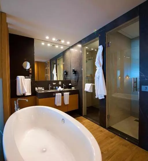 Oakridge Hotel & Spa
