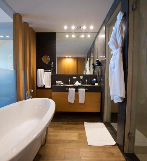 Oakridge Hotel & Spa