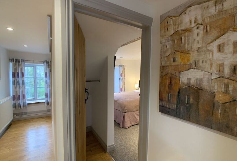 Swan House Tea Room And Bed & Breakfast