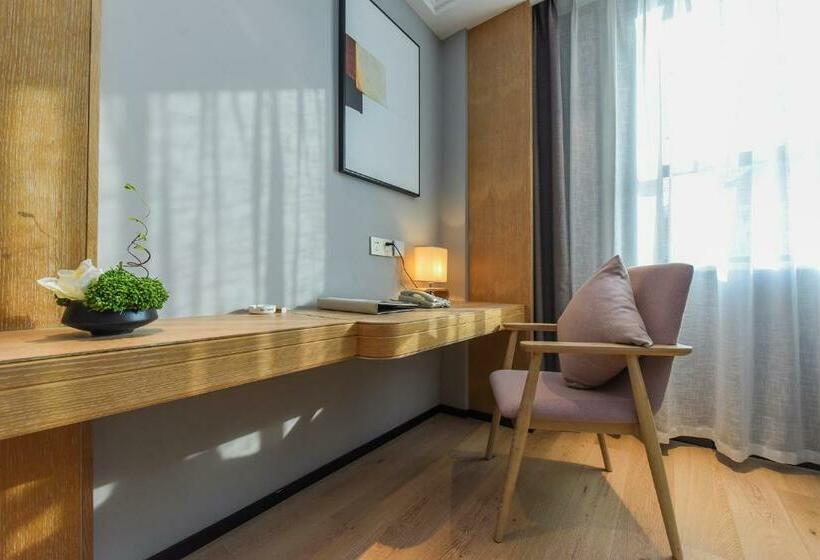 בית מלון כפרי Ewing International Airlines