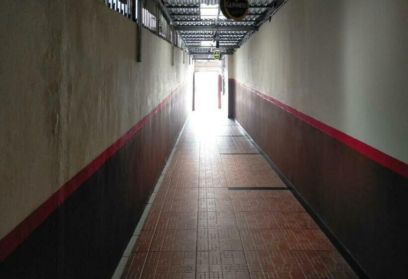 Отель Hi C Guest House And Cafe Redpartner