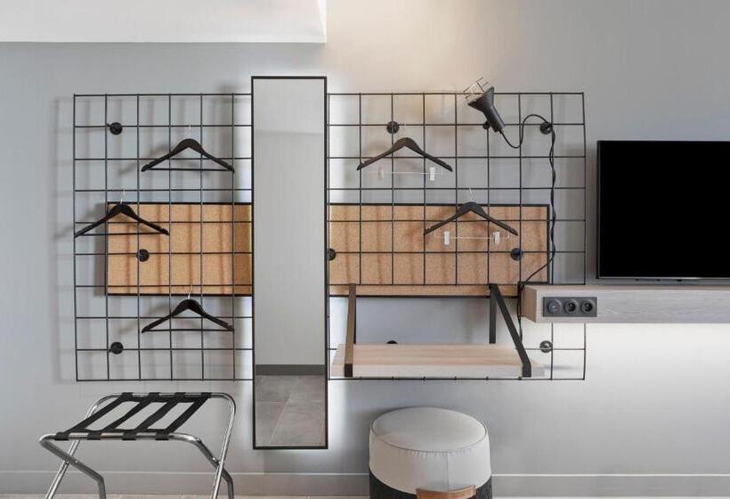 هتل Moxy La Ciotat