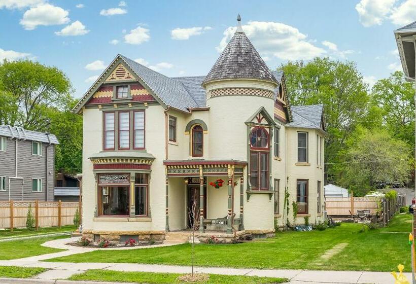 Moulin Rouge House Bed And Breakfast