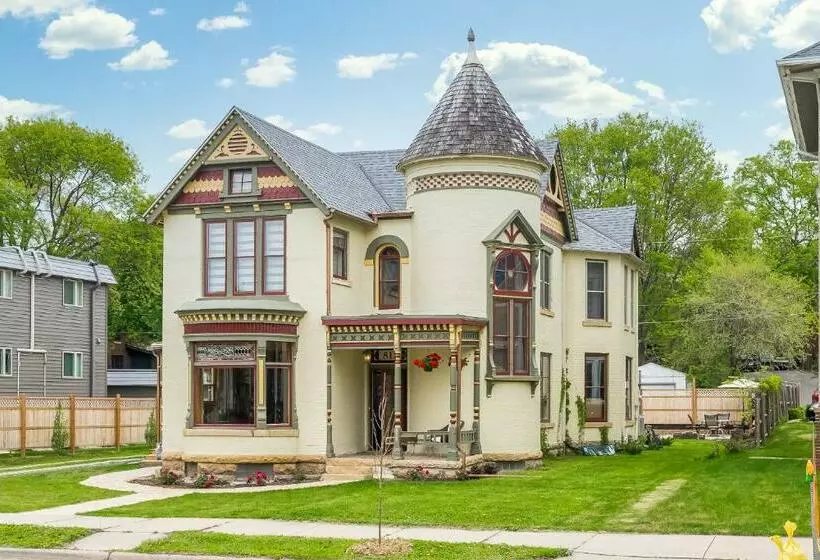 Moulin Rouge House Bed And Breakfast