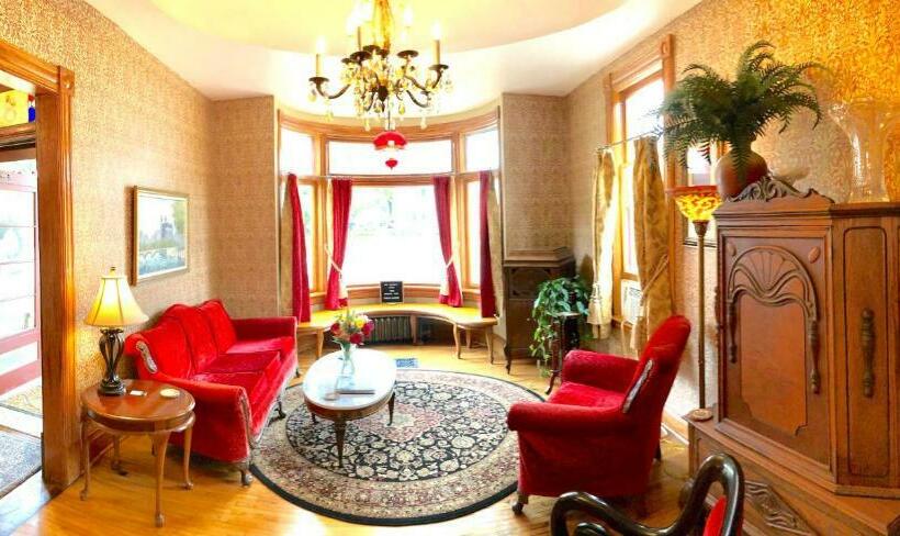 Moulin Rouge House Bed And Breakfast