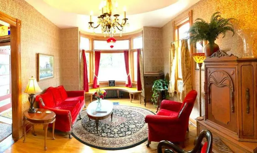 Moulin Rouge House Bed And Breakfast