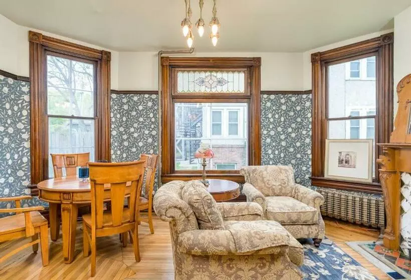 Moulin Rouge House Bed And Breakfast