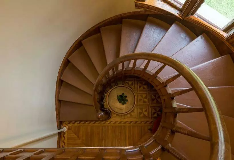 Moulin Rouge House Bed And Breakfast