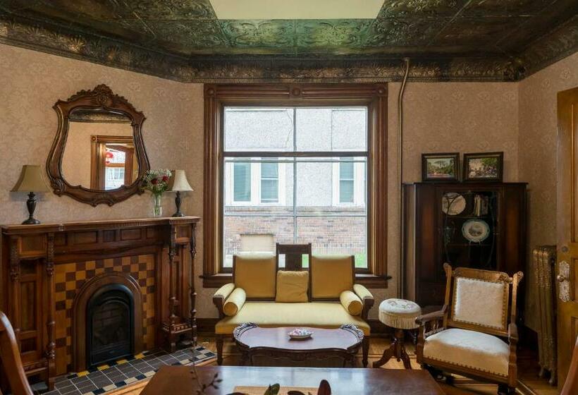 Moulin Rouge House Bed And Breakfast