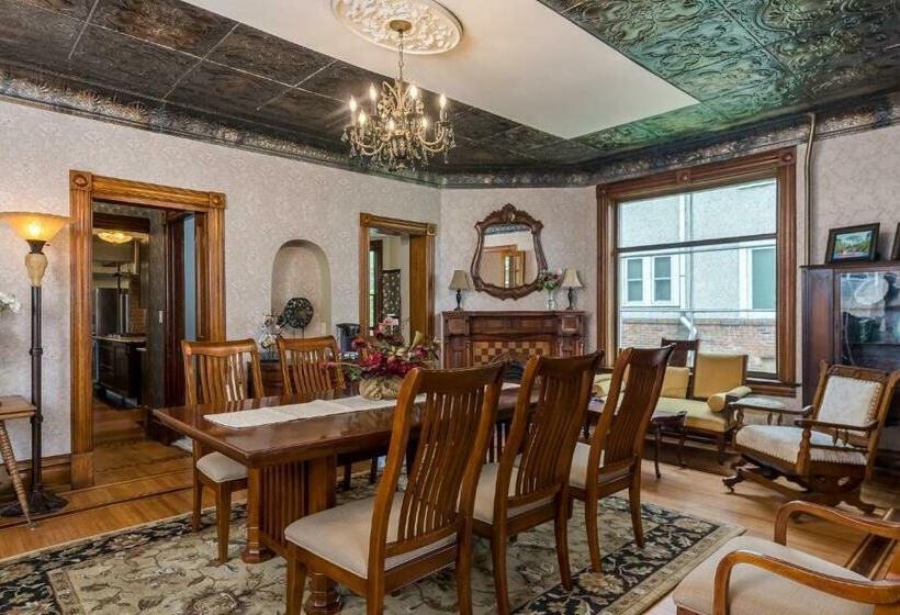 Moulin Rouge House Bed And Breakfast