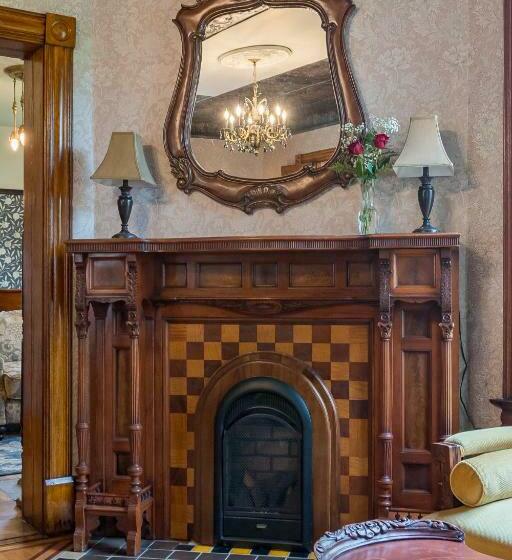 Moulin Rouge House Bed And Breakfast