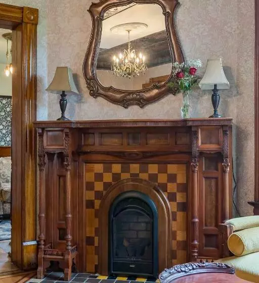 Moulin Rouge House Bed And Breakfast