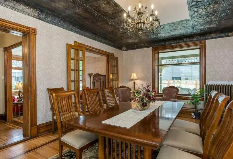 Moulin Rouge House Bed And Breakfast