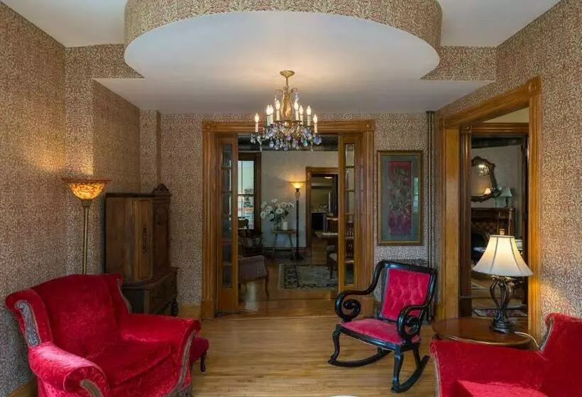 Moulin Rouge House Bed And Breakfast