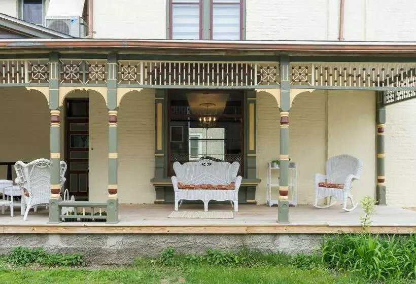 Moulin Rouge House Bed And Breakfast