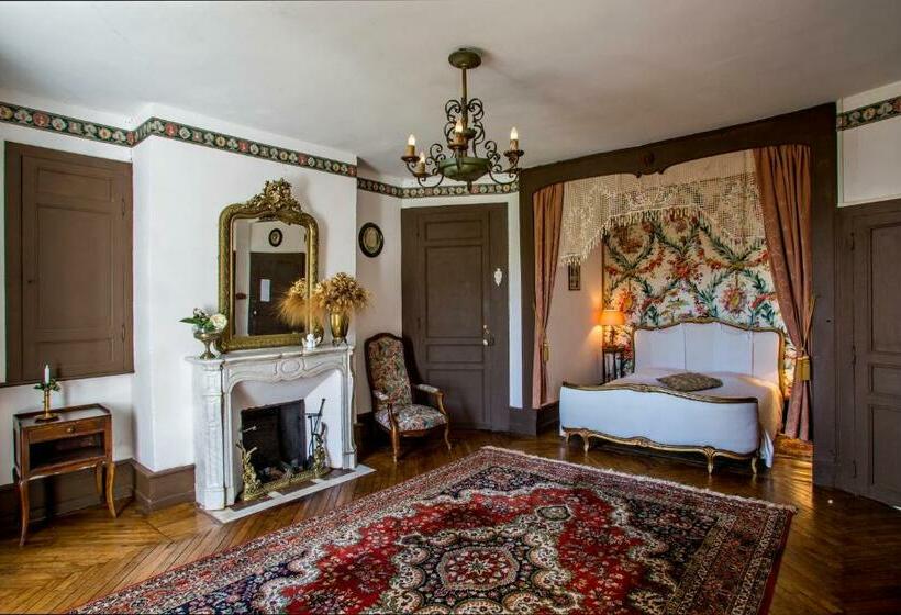 住宿加早餐  Chateau De Courbelimagne, Raulhac