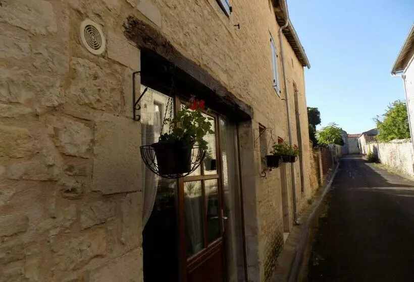 Aamiaismajoitus (B&B) Le Grenier 1 Rue Verte Tusson 16140 France