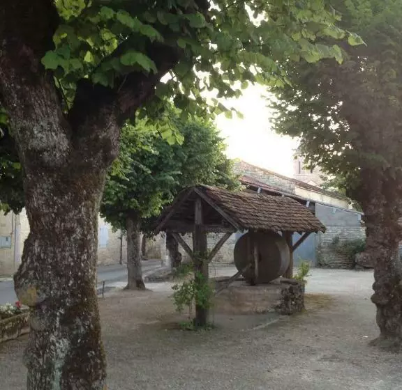 Aamiaismajoitus (B&B) Le Grenier 1 Rue Verte Tusson 16140 France