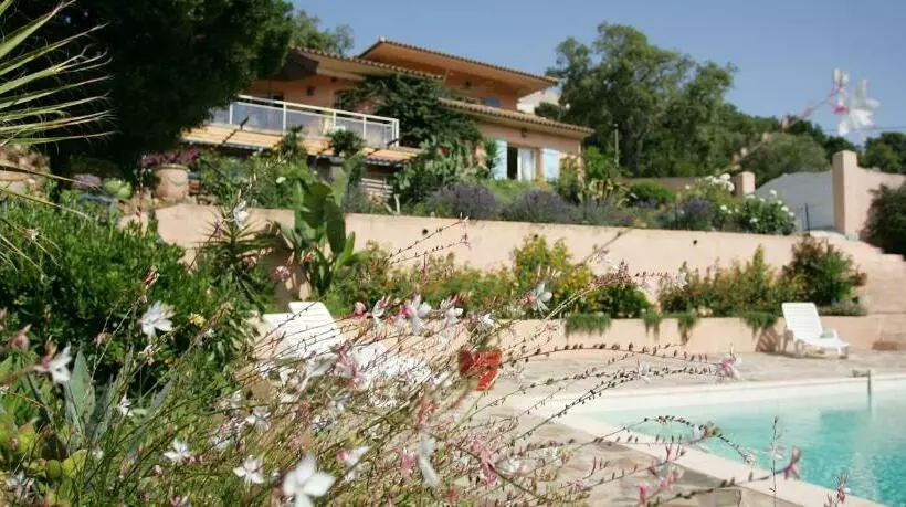 Aamiaismajoitus (B&B) Villa Mimosa