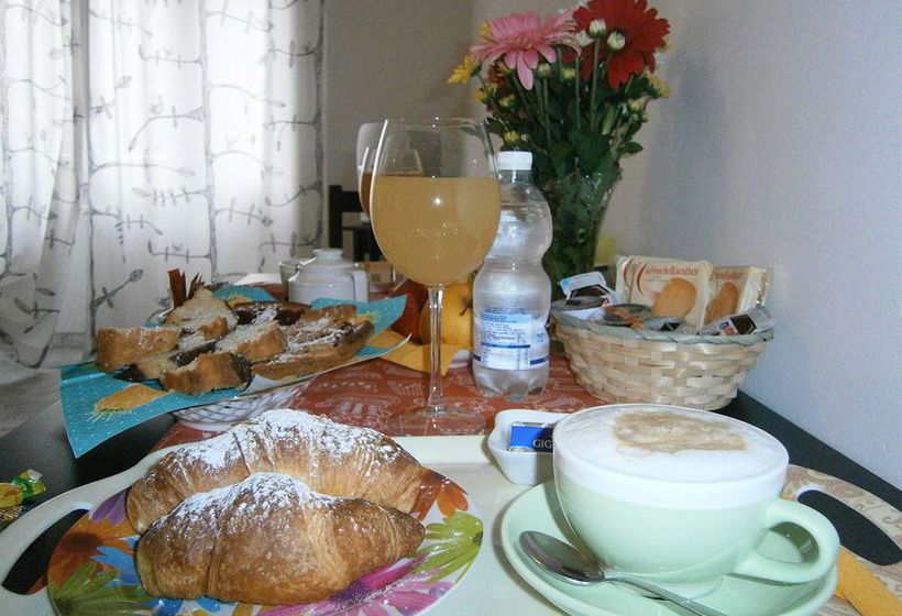 Отель Le Mille E Una Roma