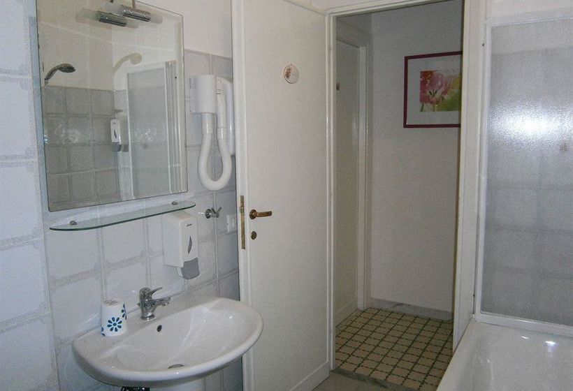 Отель Le Mille E Una Roma