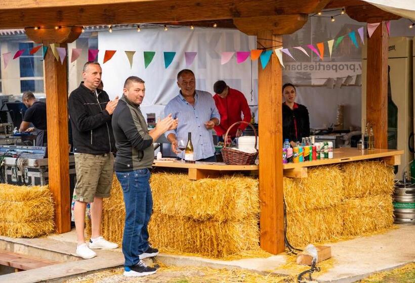 Parklands Hotel & Pool