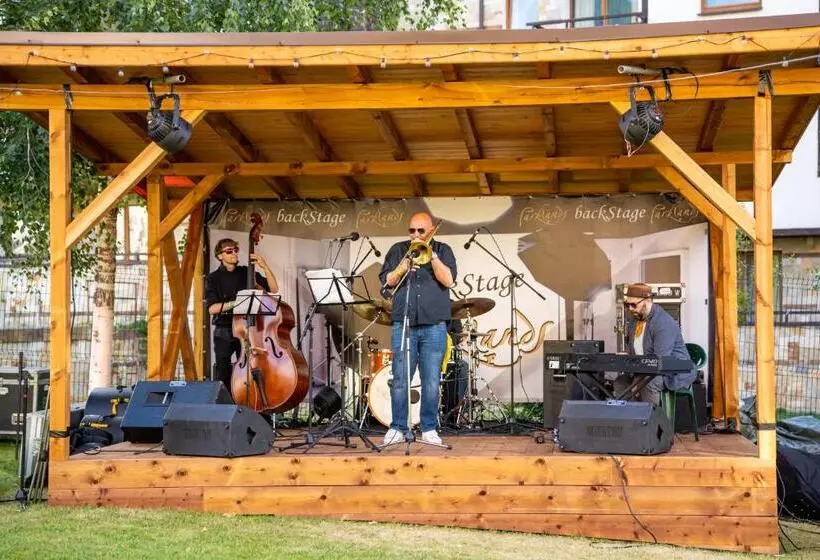 Parklands Hotel & Pool