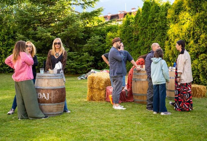 Parklands Hotel & Pool