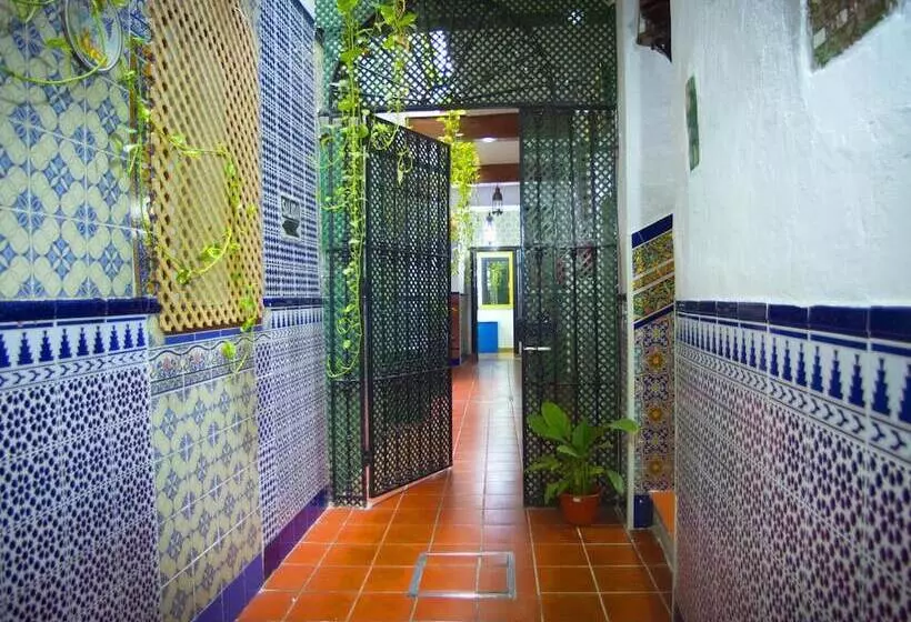 مسافرخانه Pensión Santa María La Blanca