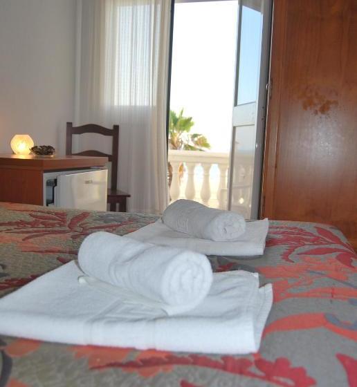 مسافرخانه Tranvía Beach House