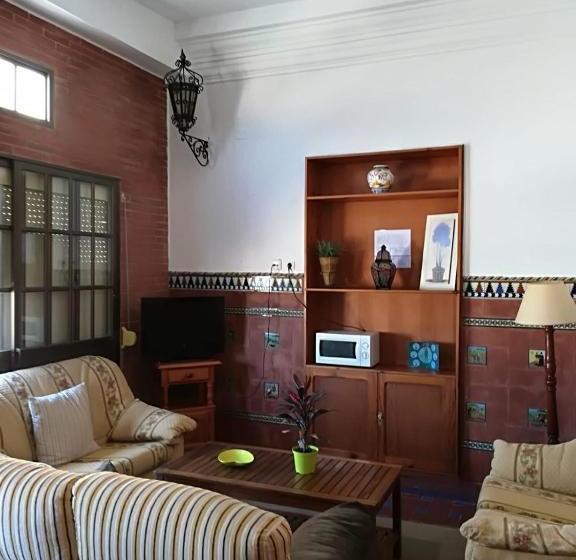 مسافرخانه Tranvía Beach House