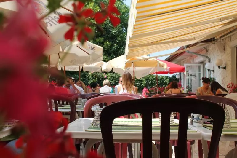 בית מלון כפרי Restaurant Maison Blanche