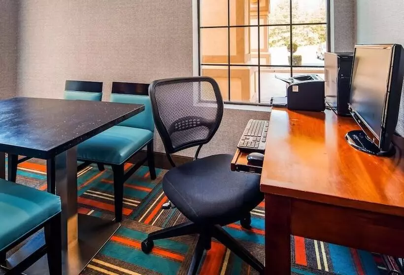ホテル Best Western Bradbury Inn & Suites