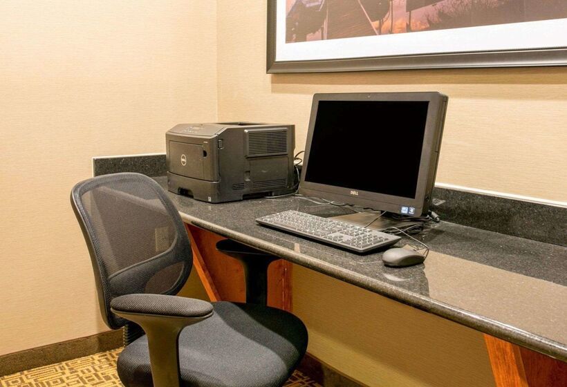 ホテル Comfort Suites Benton Harbor  St. Joseph