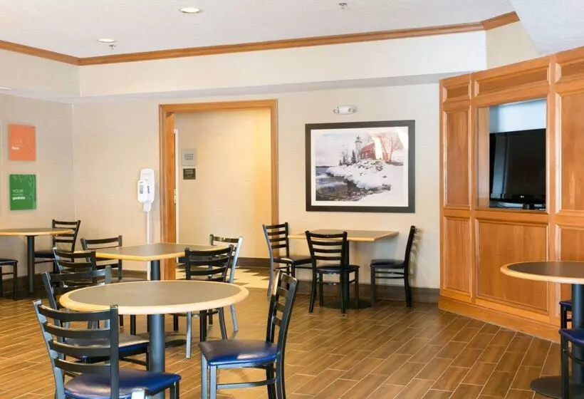 Отель Comfort Suites Benton Harbor  St. Joseph
