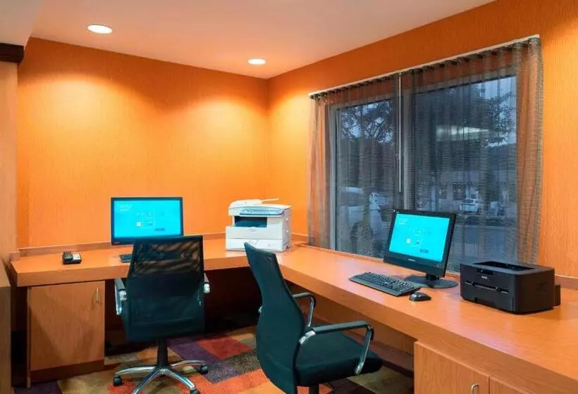 Hotelli Fairfield Inn & Suites By Marriott State College