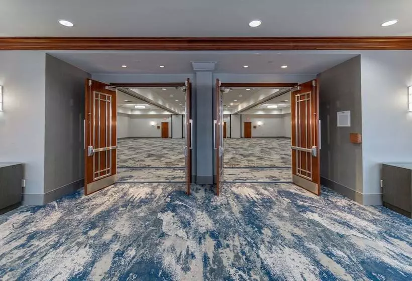 Отель Doubletree By Hilton New Bern Riverfront