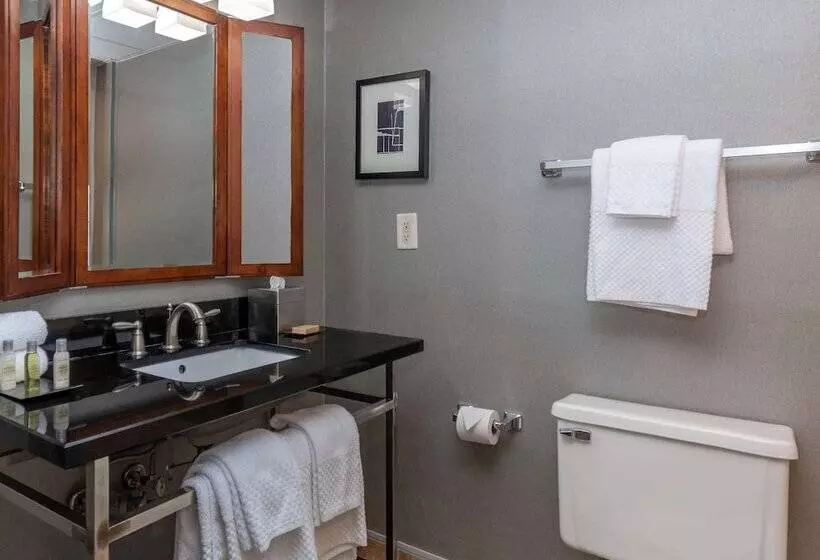 Отель Doubletree By Hilton New Bern Riverfront