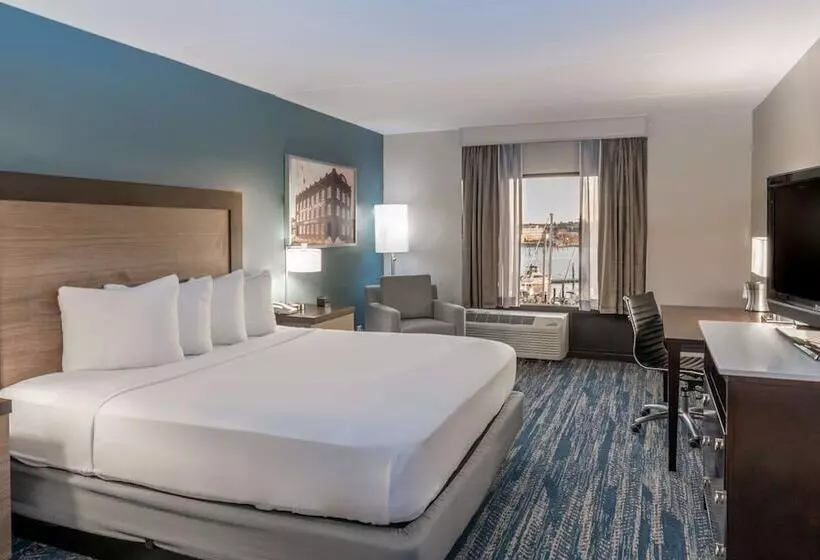 Отель Doubletree By Hilton New Bern Riverfront