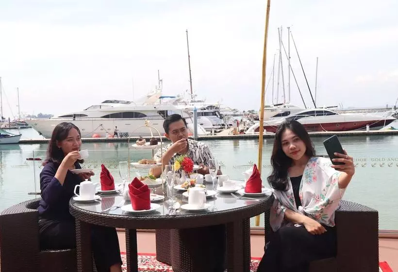 استراحتگاه Nongsa Point Marina