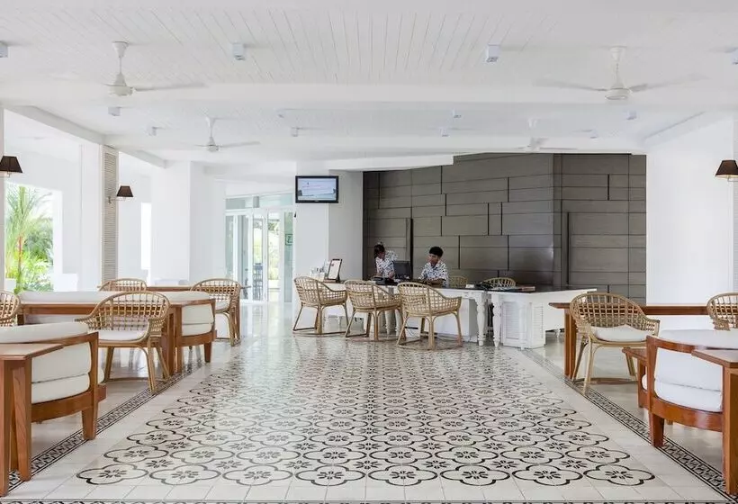 استراحتگاه Nongsa Point Marina