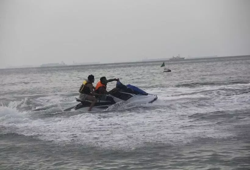 استراحتگاه Nongsa Point Marina