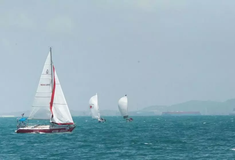 استراحتگاه Nongsa Point Marina