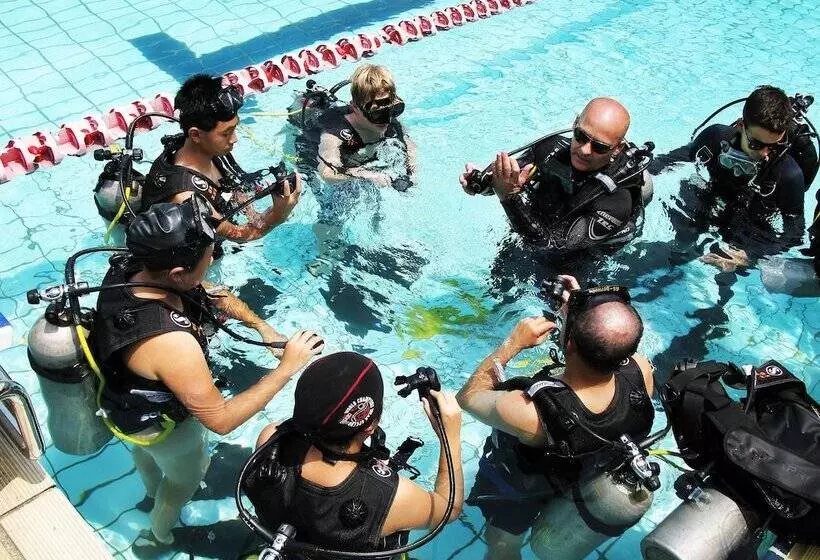 استراحتگاه Nongsa Point Marina