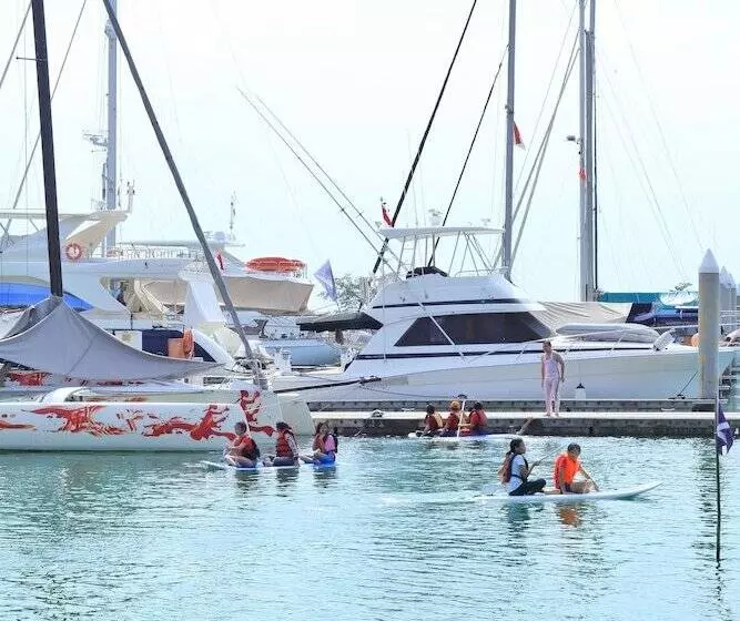 استراحتگاه Nongsa Point Marina