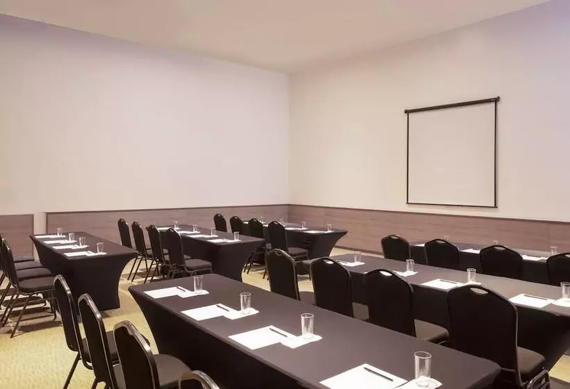 ホテル Fiesta Inn Morelia Altozano