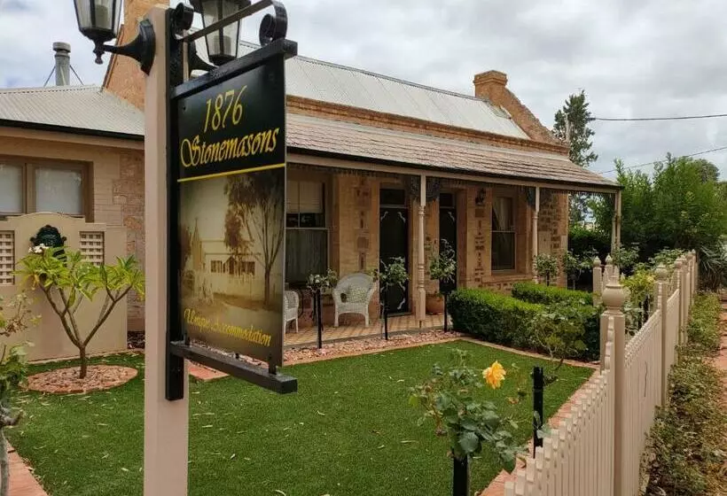 Majatalo 1876 Stonemasons