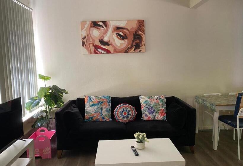 펜션 Mitcham Station Home Stay